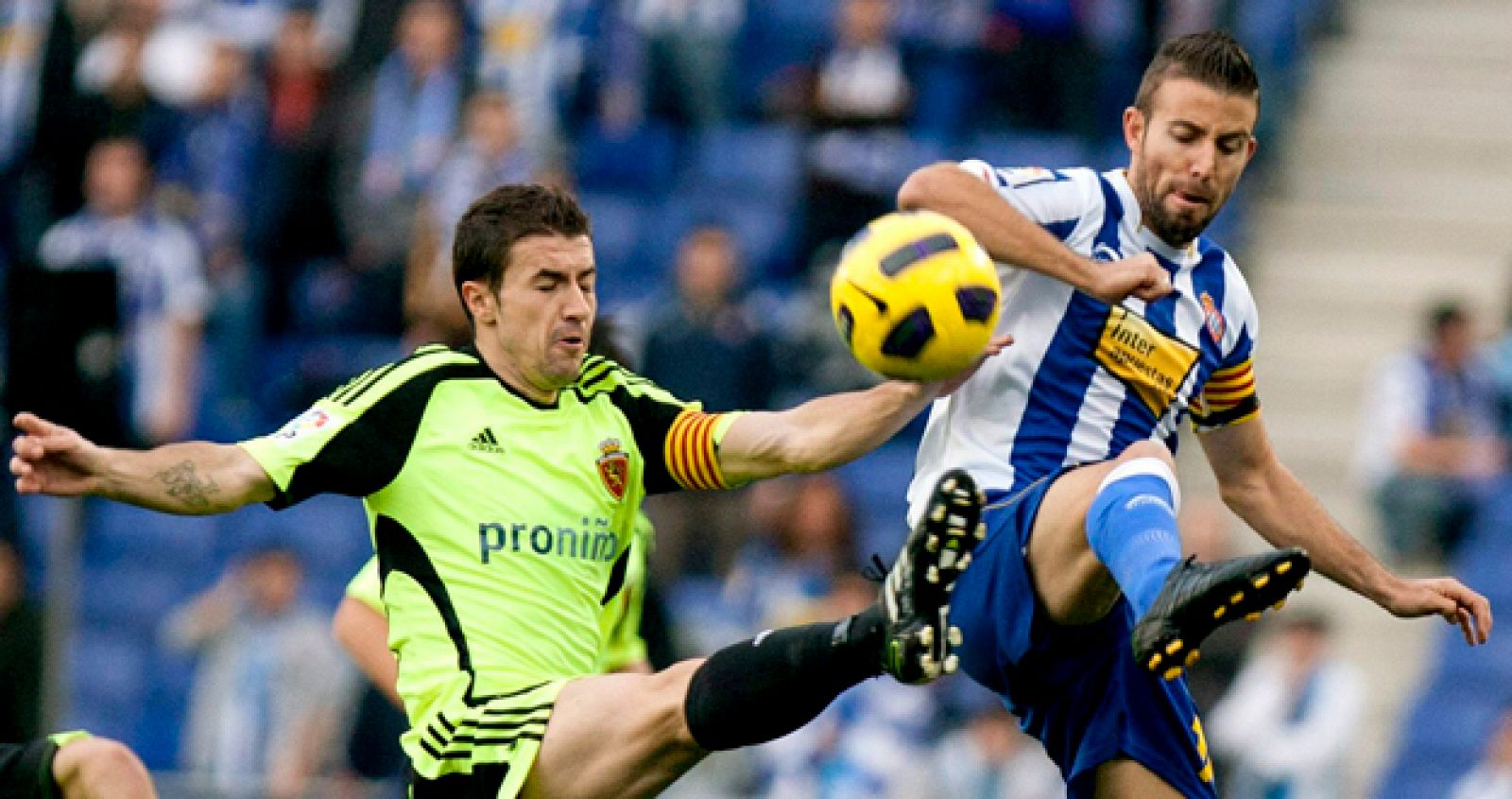 El delantero del Espanyol Luis García lucha un balón con el centrocampista del Real Zaragoza Gabriel Fernández "Gabi" durante un partido de Liga.