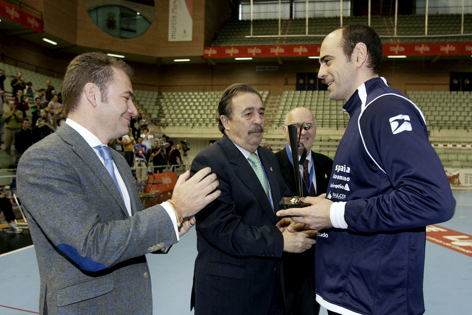 El capitán de la selección española de balonmano, Jose Javier Hombrados, recibe la copa tras ganar el X Memorial Domingo Bárcenas.