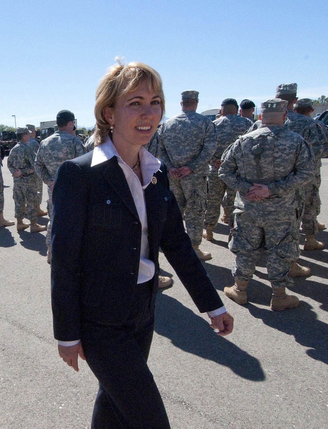 Gabrielle Giffords durante una visita a una base militar en Tucson