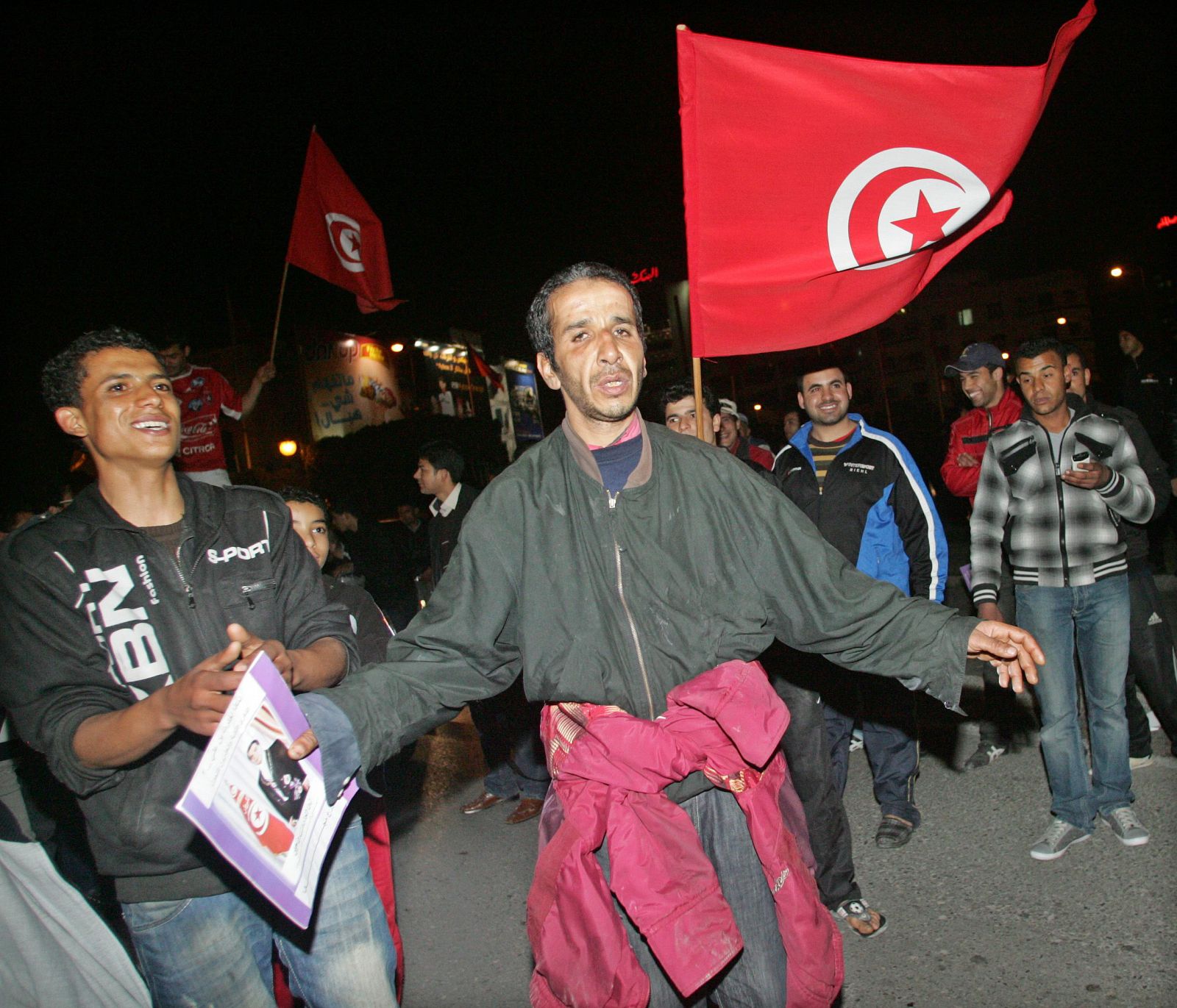 Varias personas se reúnen hoy, jueves 13 de enero de 2011, frente al ministerio del Interior en la ciudad de Túnez (Túnez)