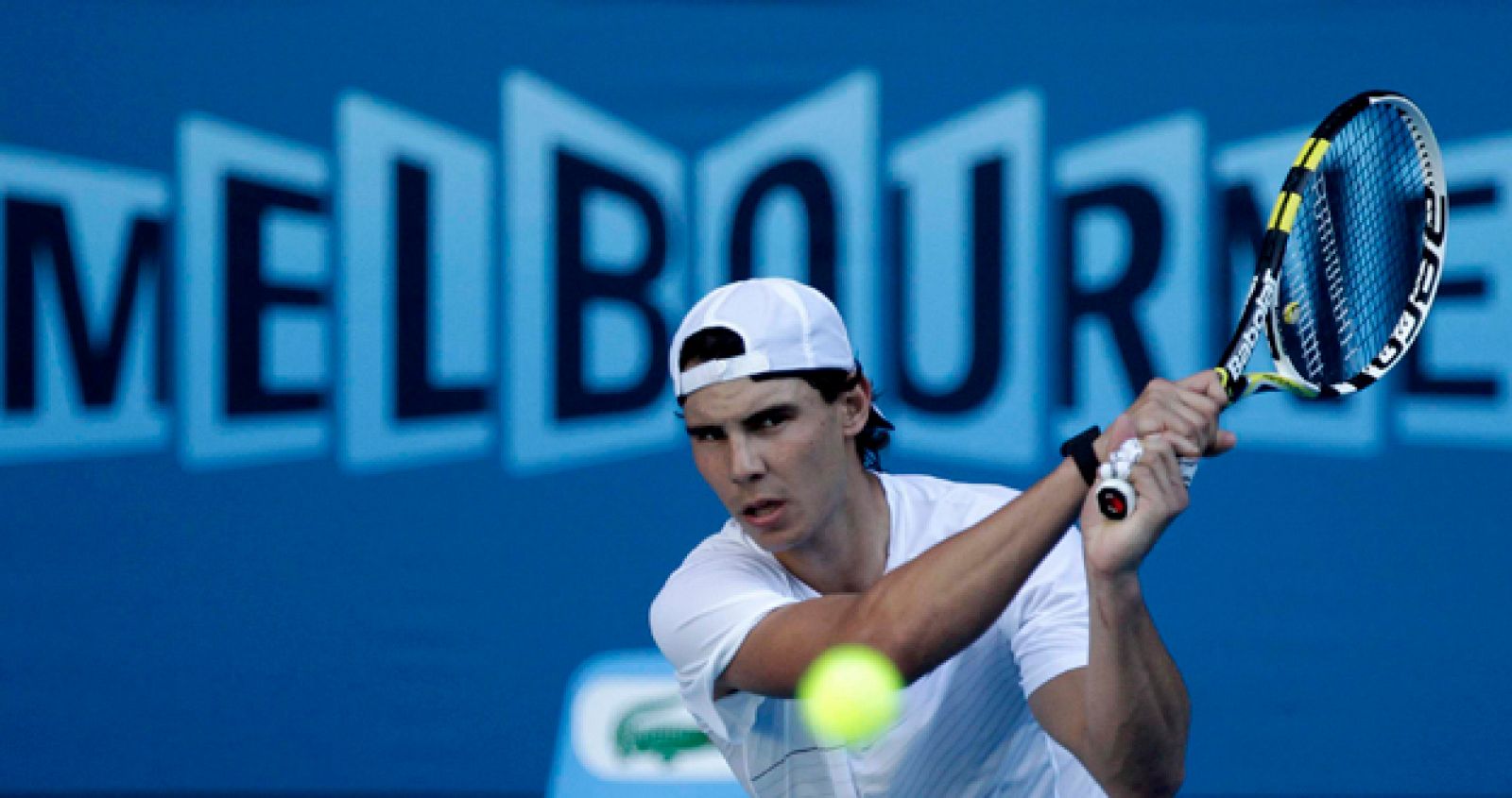 El tenista español Rafael Nadal, número uno del mundo, entrena en la pista central del complejo Melbourne Park.