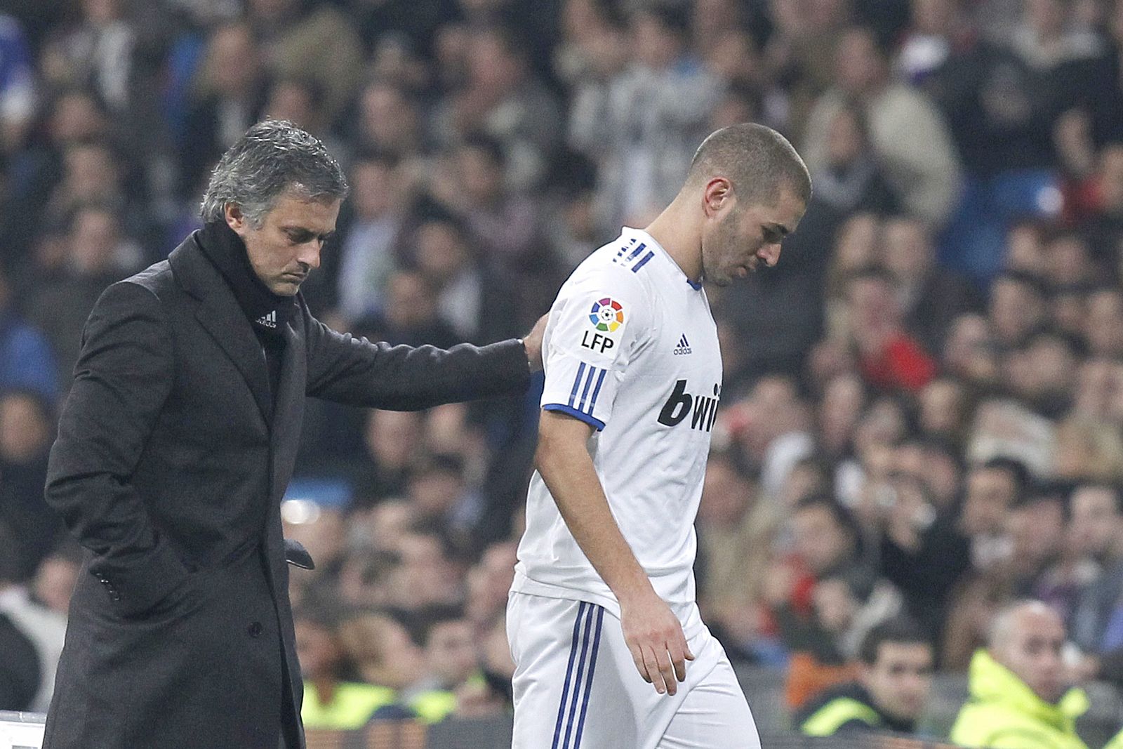 Mourinho palmea la espalda de Benzema, sustituido en el minuto 55 del partido de Copa ante el Atlético.