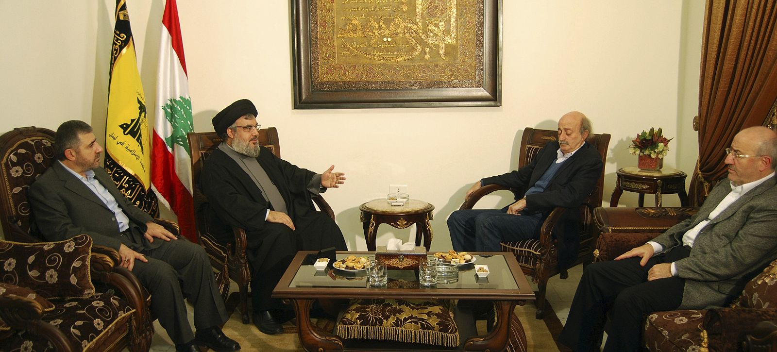 El líder de Hizbulá, Hassan Naralá, en una reunión con el líder druso, Walid Jumblatt.