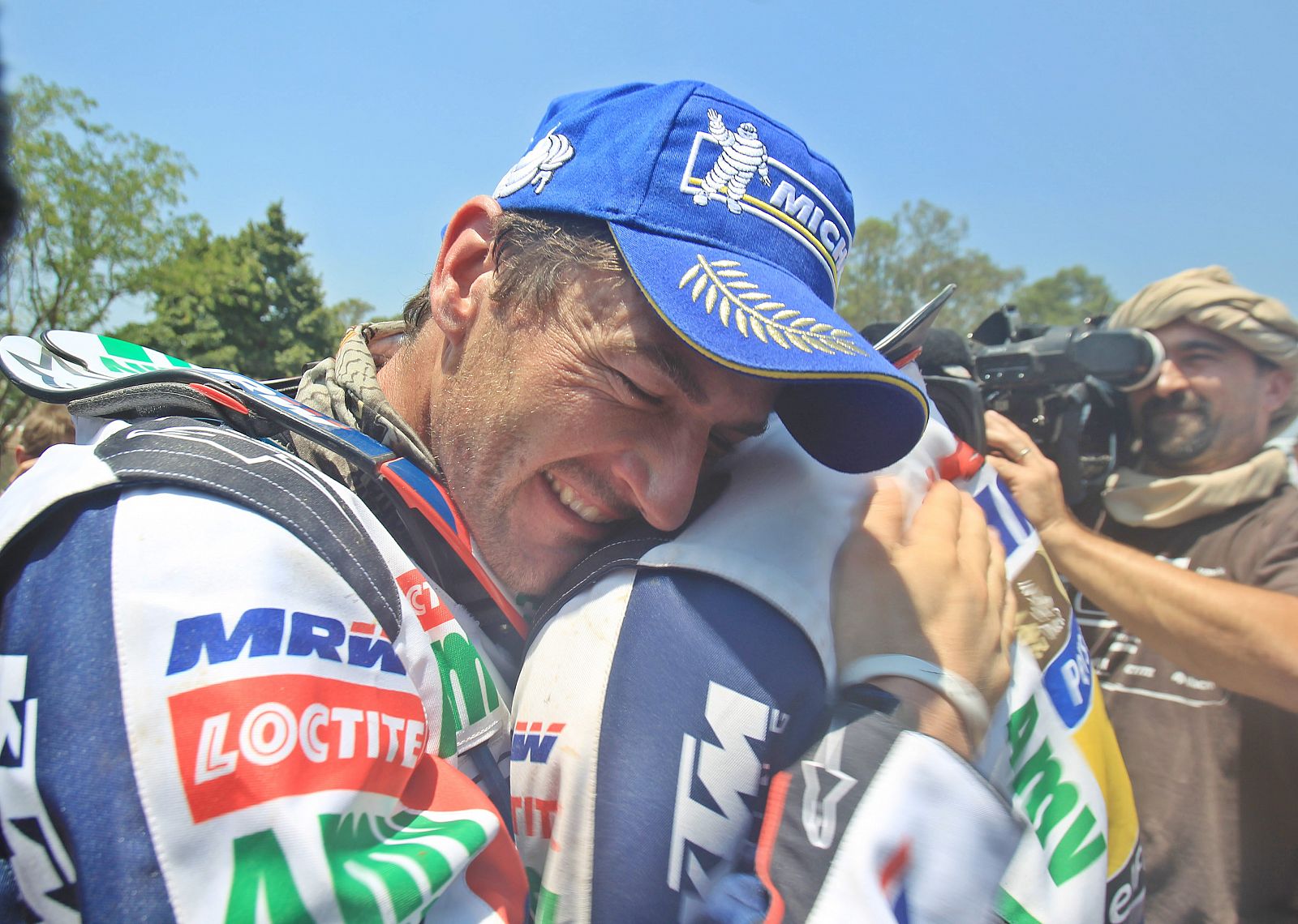 El piloto de motos español Marc Coma celebra con su compañero de equipo, el piloto Juan Pedrero, tras finalizar la última etapa del "Rally" Dakar 2011.