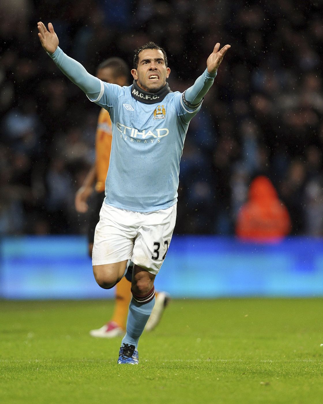 El argentino Carlos Tévez del Manchester City celebra tras marcar el primer gol al Wolverhampton Wanderers.