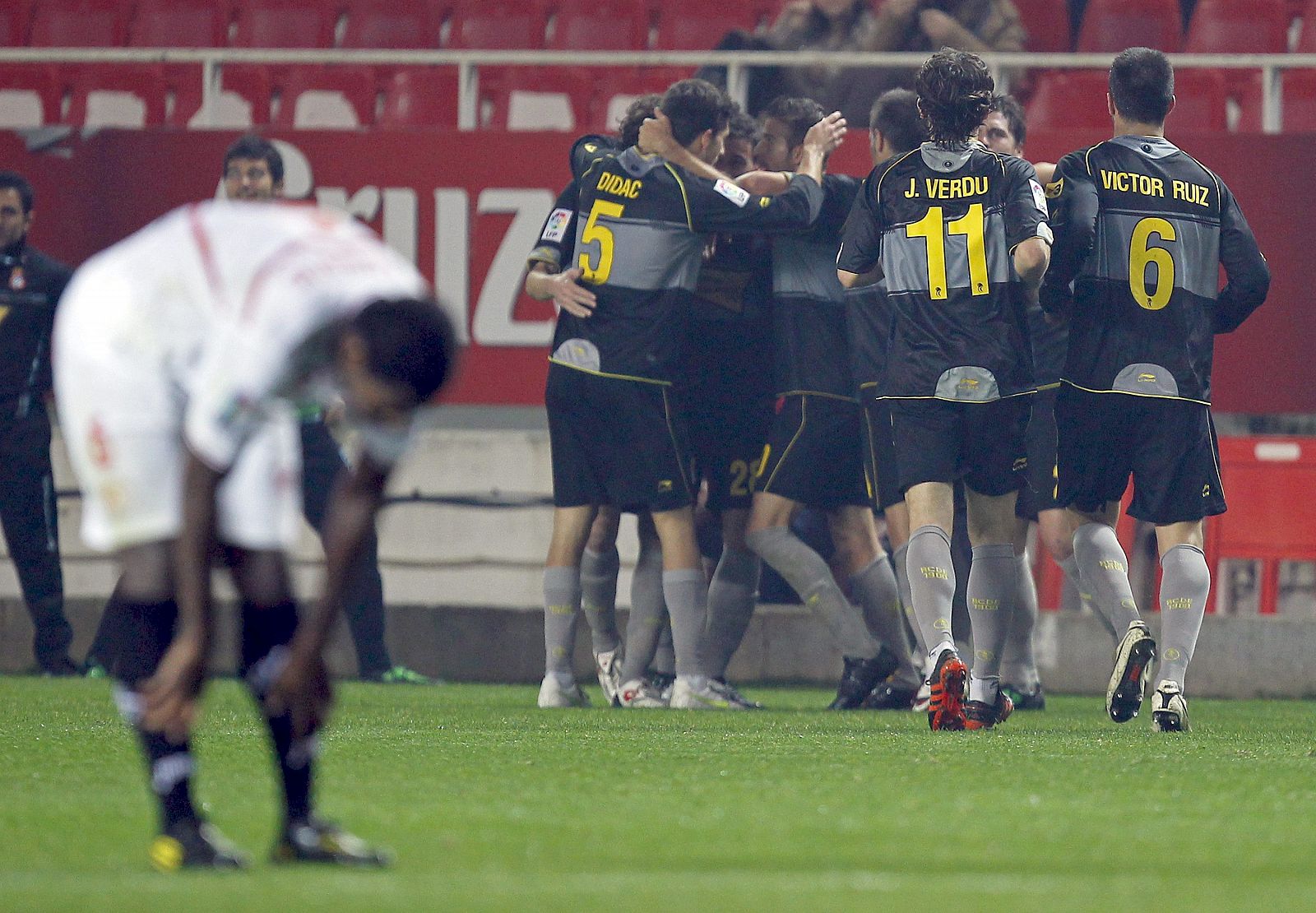 El jugadores del RCD Espanyol celebran el gol anotado por el centrocampista José Callejón.