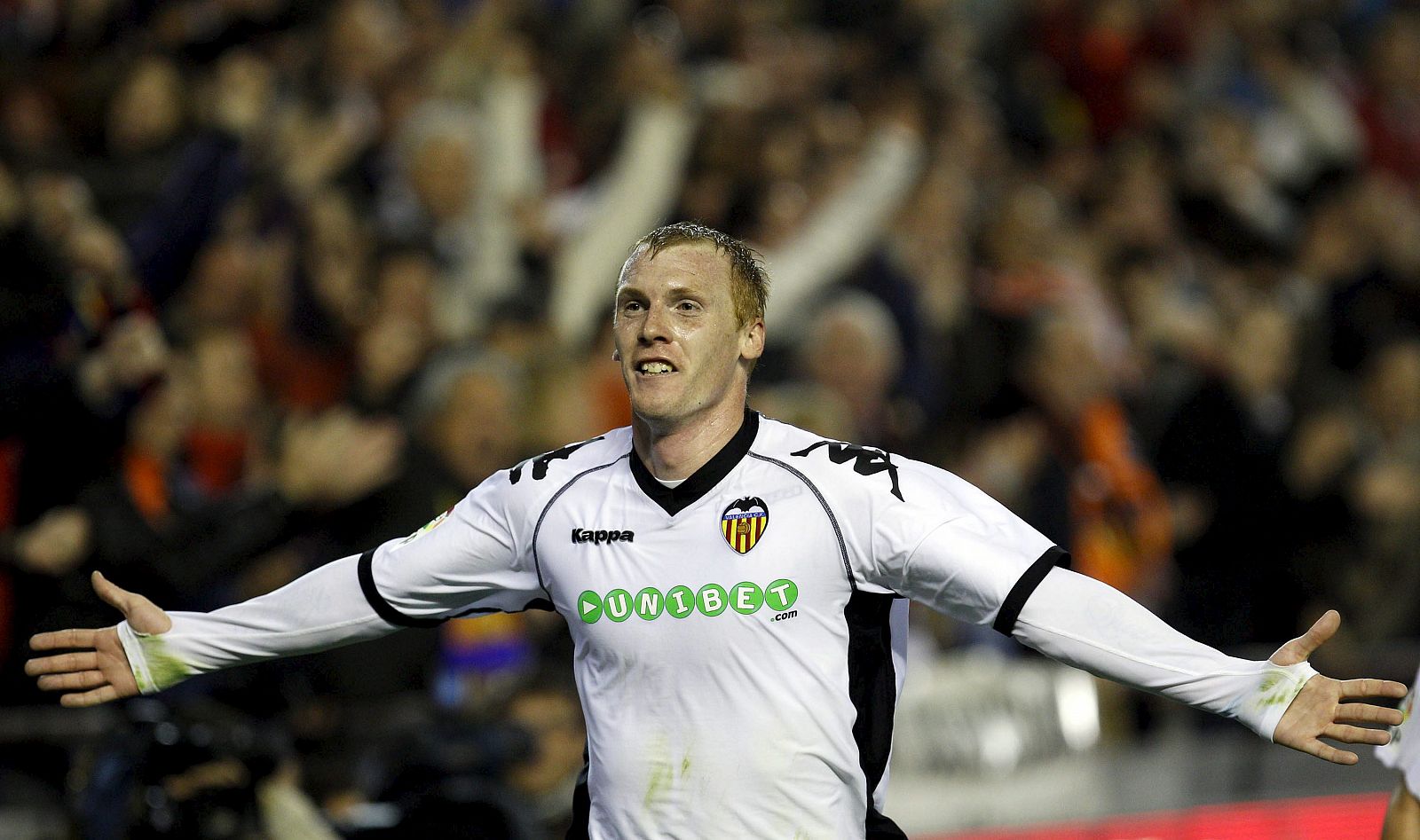 El defensa francés del Valencia Jeremy Mathieu celebra su gol.