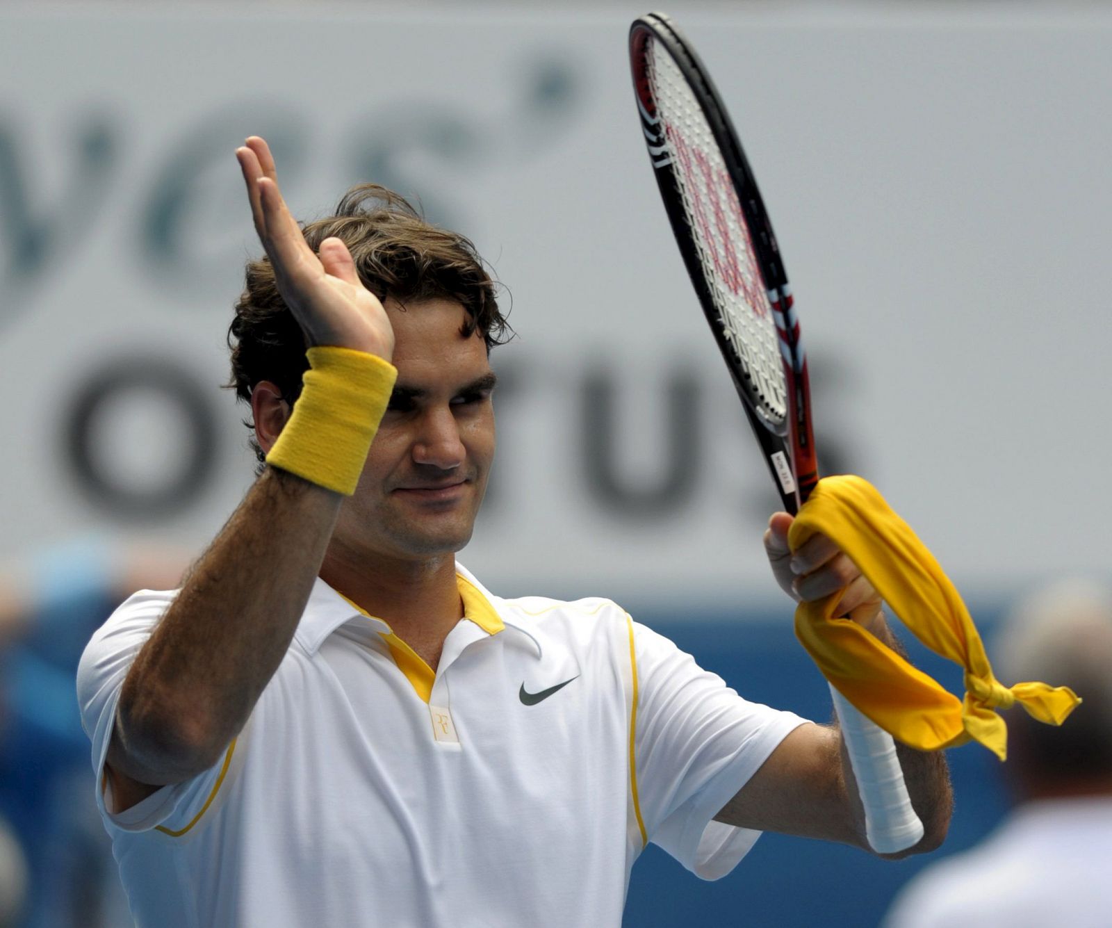 Federer aplaude tras ganar al eslovaco Lukas Lacko en la primera ronda del Open de Australia 2011.
