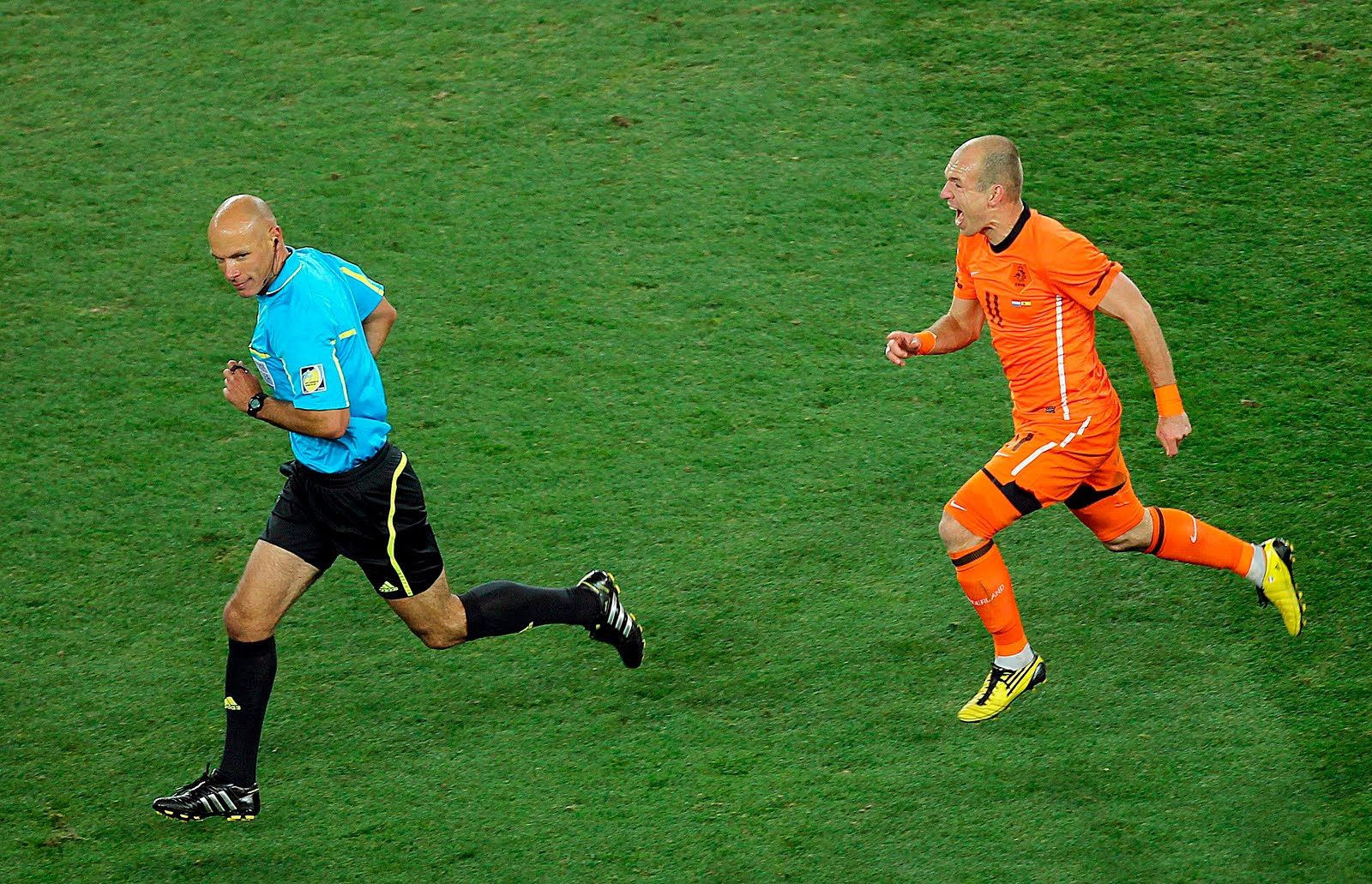 El inglés Howard Webb es perseguido por Arjen Robben durante la final del Mundial.