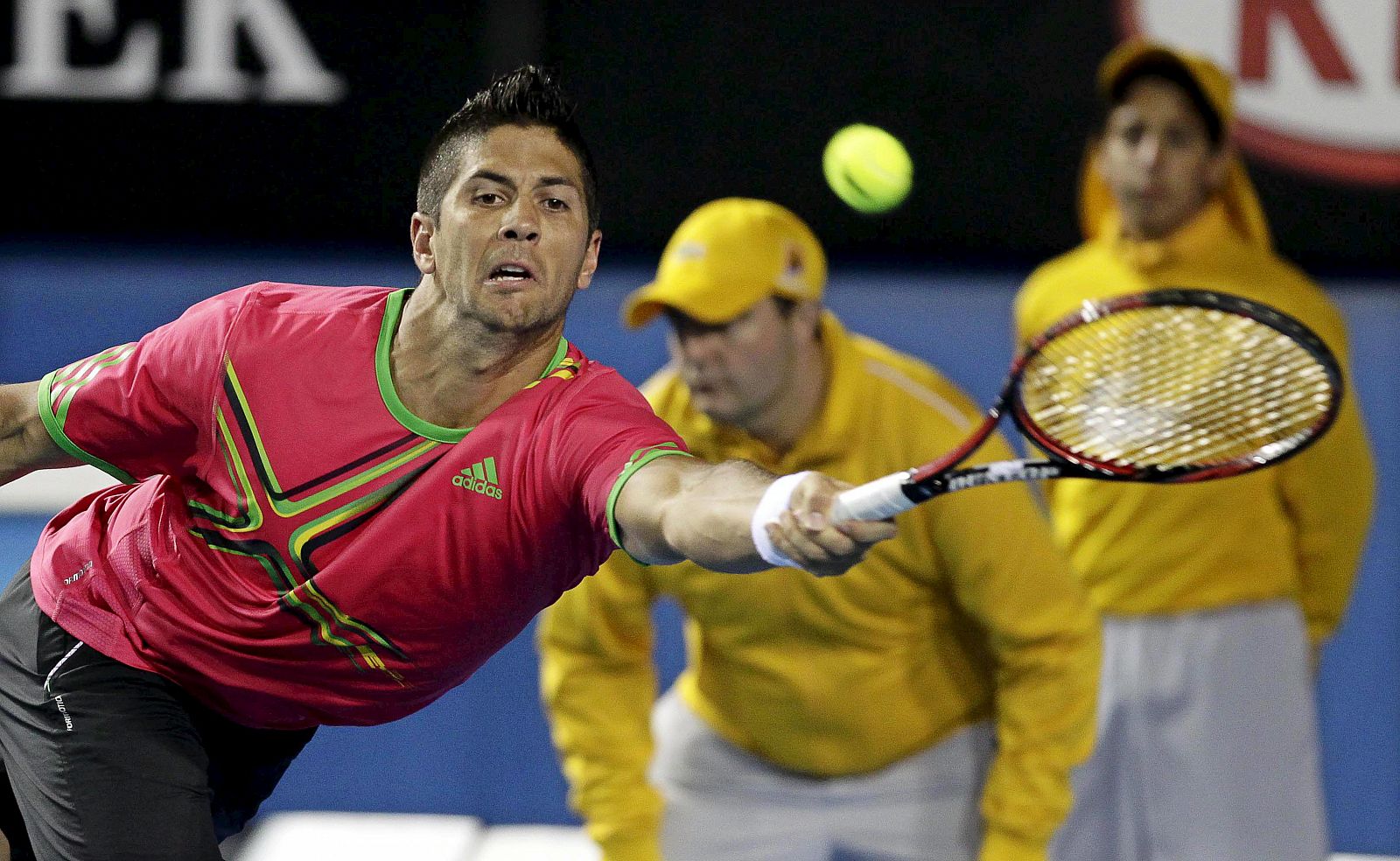 El tenista español Fernando Verdasco devuelve la bola al alemán Rainer Schuettler.