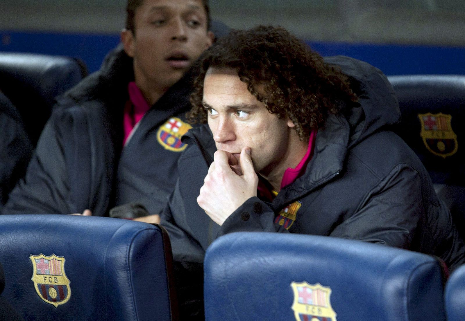 Gabi Milito en el banquilo del Nou Camp, durante el partido de Liga ante el Málaga.