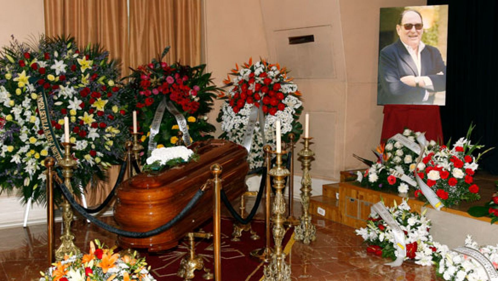 Capilla ardiente del compositor Augusto Algueró, fallecido ayer a los 76 años en Torremolinos (Málaga), que ha quedado abierta este mediodía al público en la sede de la Sociedad General de Autores (SGAE) en Madrid.