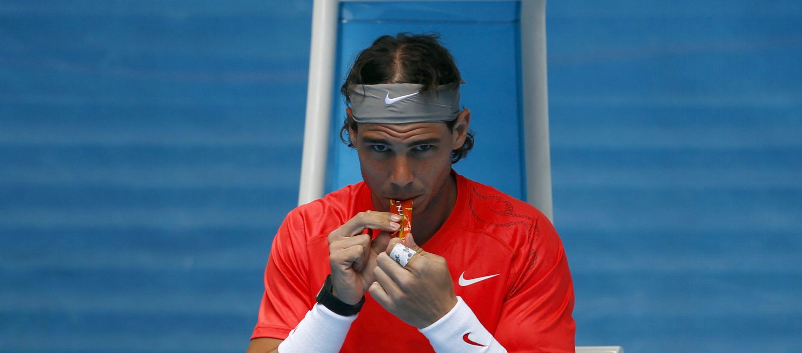 Nadal en un descanso de su primer partido en la pista de Melbourne.