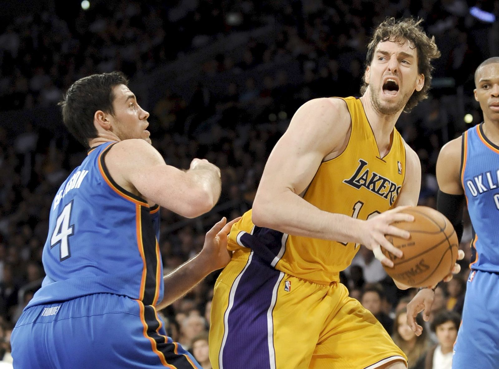 Pau Gasol (dcha), ante Nick Collison, de los Oklahoma City Thunder.