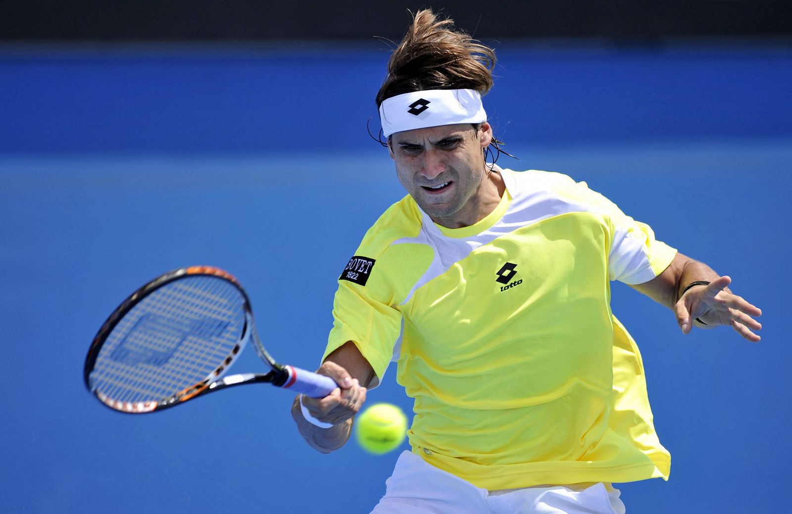 El tenista español David Ferrer devuelve la bola al finlandés Jarkko Nieminen en el Abierto de Australia.