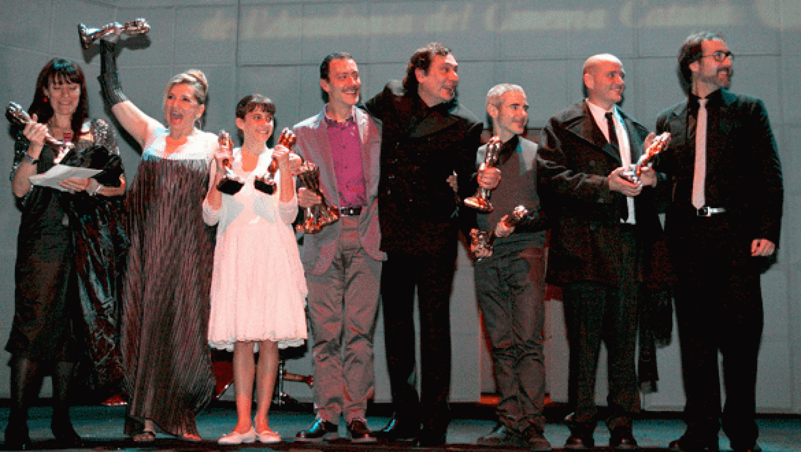 Foto de los integrantes de la película "Pa Negre", gran ganadora de la tercera edición de los Premis Gaudí de la Academia del Cine de Cataluña, durante la gala celebrada  en Barcelona.