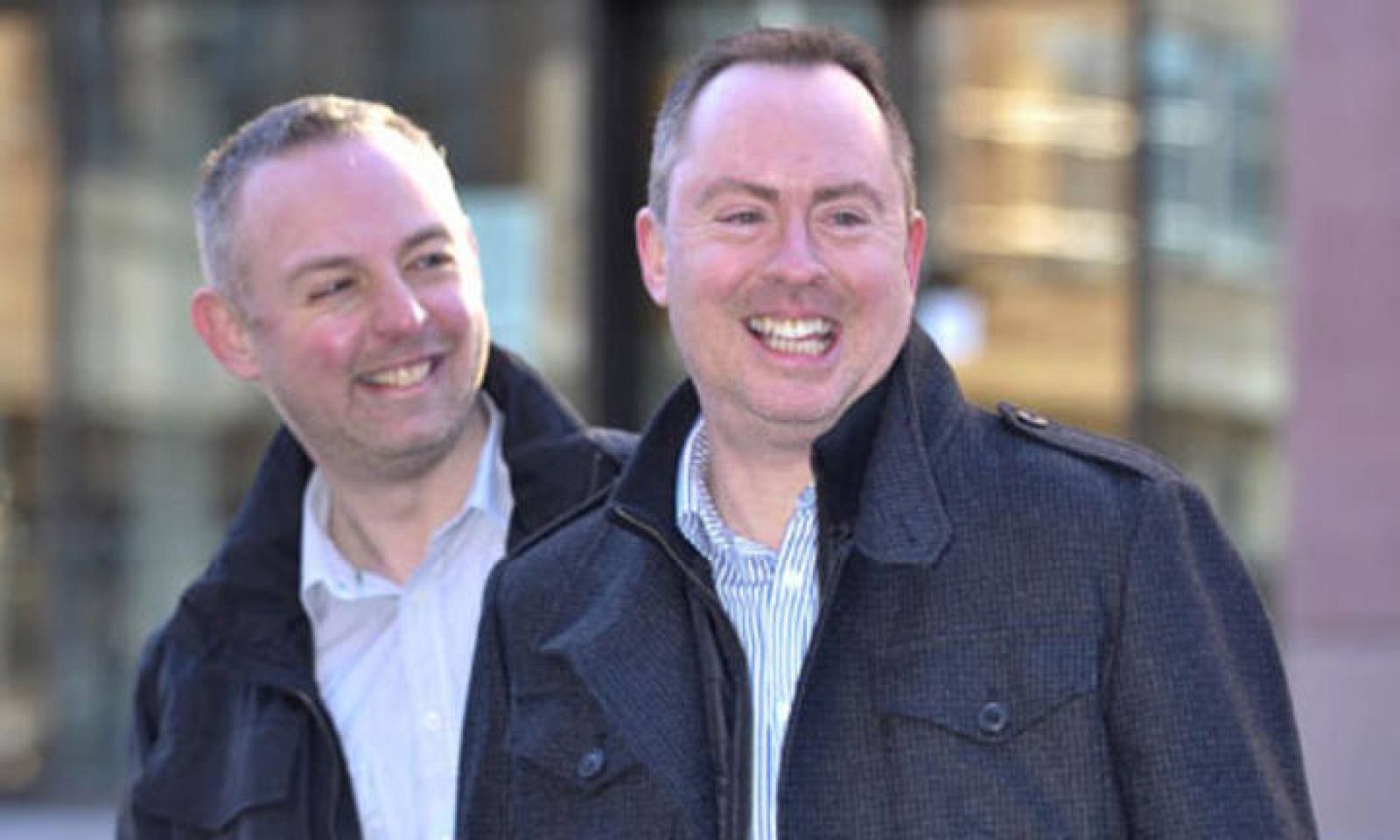 La pareja fuera del juzgado