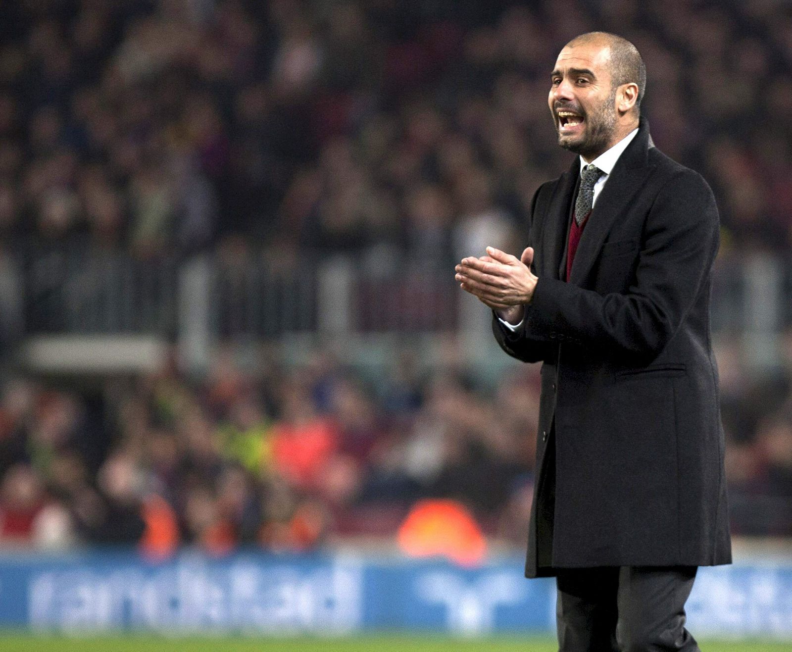 El entrenador del FC Barcelona, Pep Guardiola, da instrucciones durante un partido
