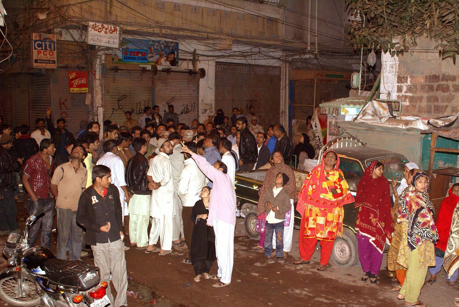 Los vecinos de Karachi, la gran ciudad del sur de Pakistán, han salido de sus casas tras sentir el temblor de madrugada.