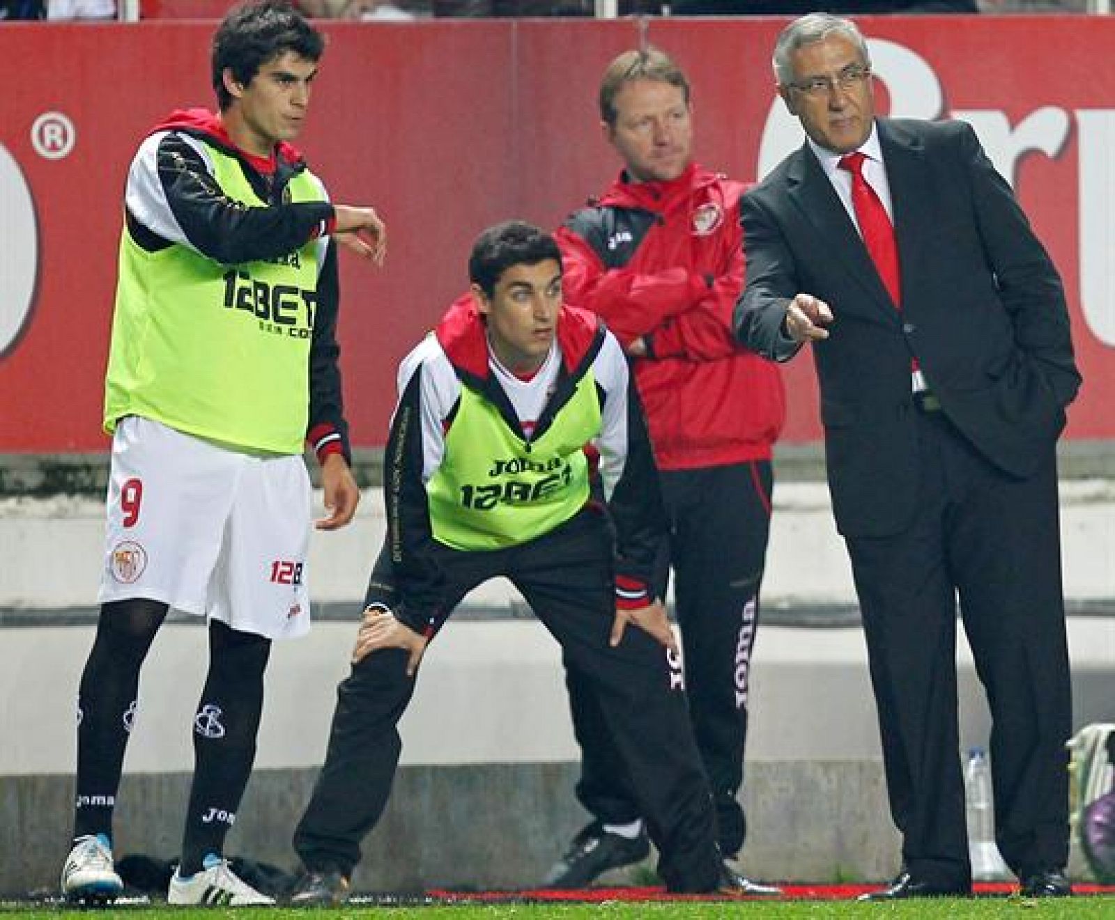El técnico del Sevilla, Gregorio Manzano, da órdenes en la banda a sus jugadores.