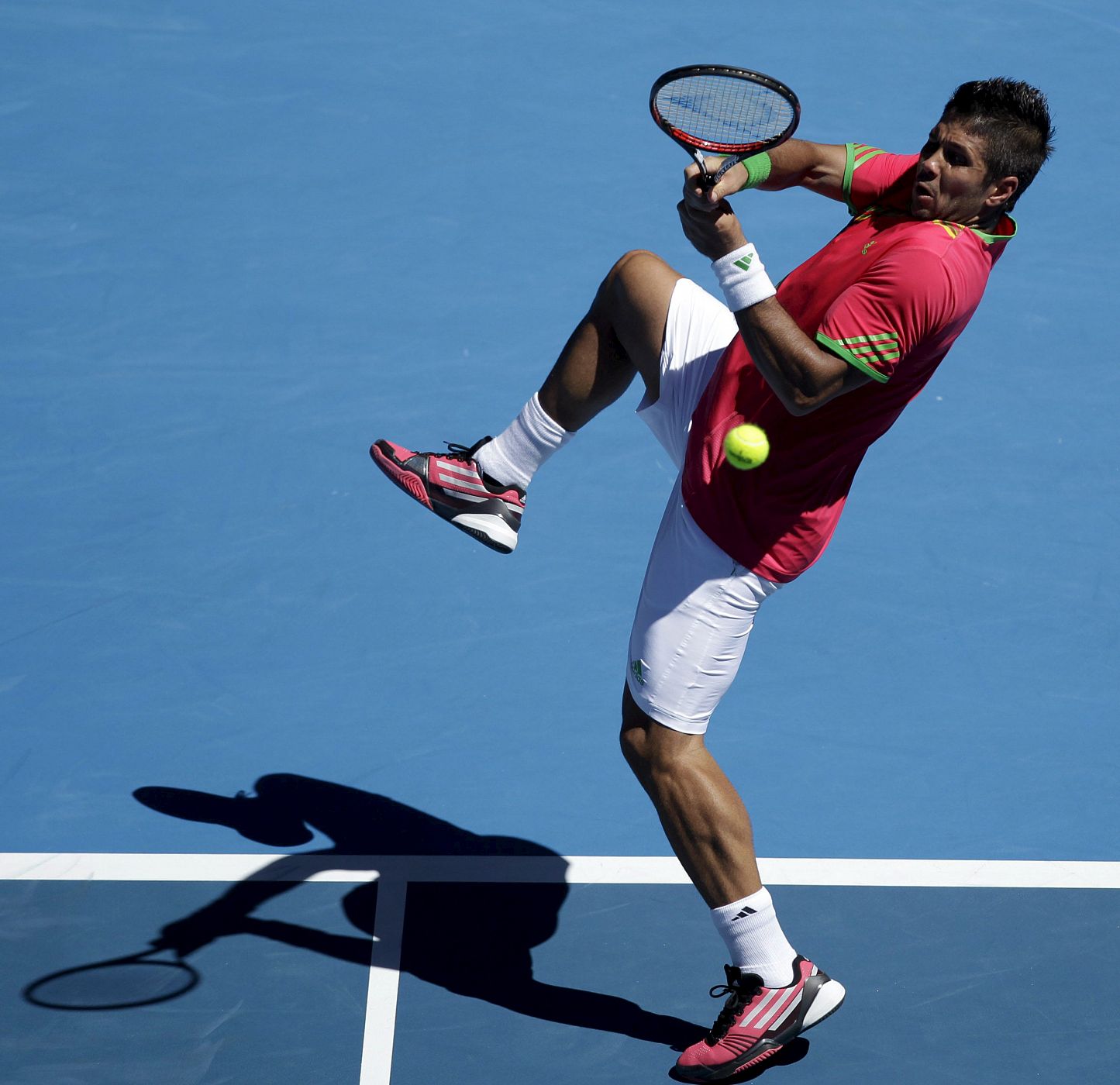 El tenista español Fernando Verdasco devuelve la bola al serbio Janko Tipsarevic durante su partido de segunda ronda del Abierto de Tenis de Australia.