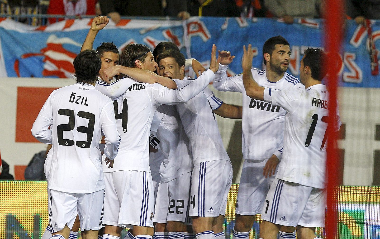 Los jugadores del Real Madrid celebran el gol merengue, conseguido por el portugués Cristiano Ronaldo.