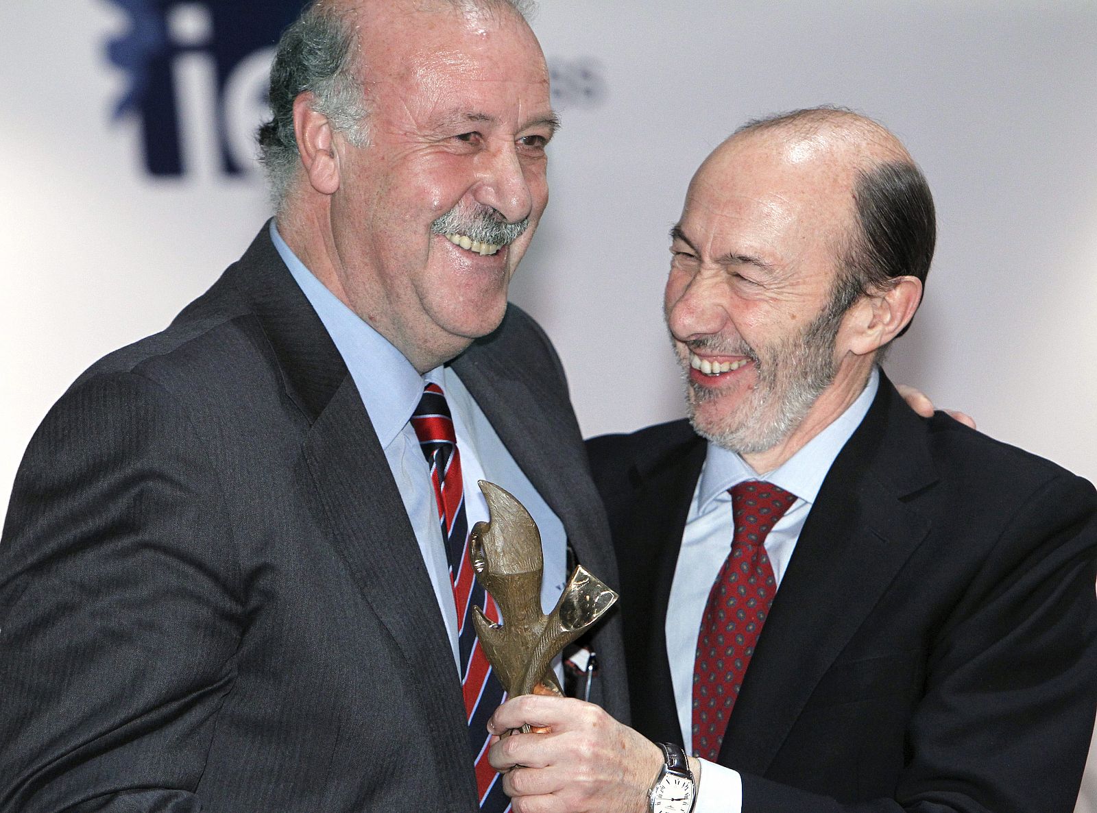 Vicente del Bosque, tras recibir de manos del vicepresidente primero del Gobierno, Alfredo Pérez Rubalcaba (d), el Premio Internacional de Periodismo 2010 que concede anualmente el Club Internacional de Prensa Extranjera.