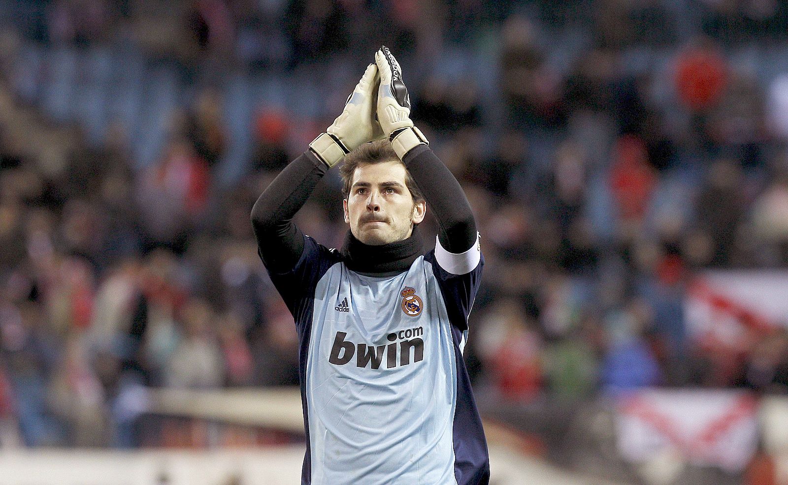 El capitán madridista Iker Casillas siembra la paz entre Valdano y Mourinho tras ganar el derbi ante el Atleti.