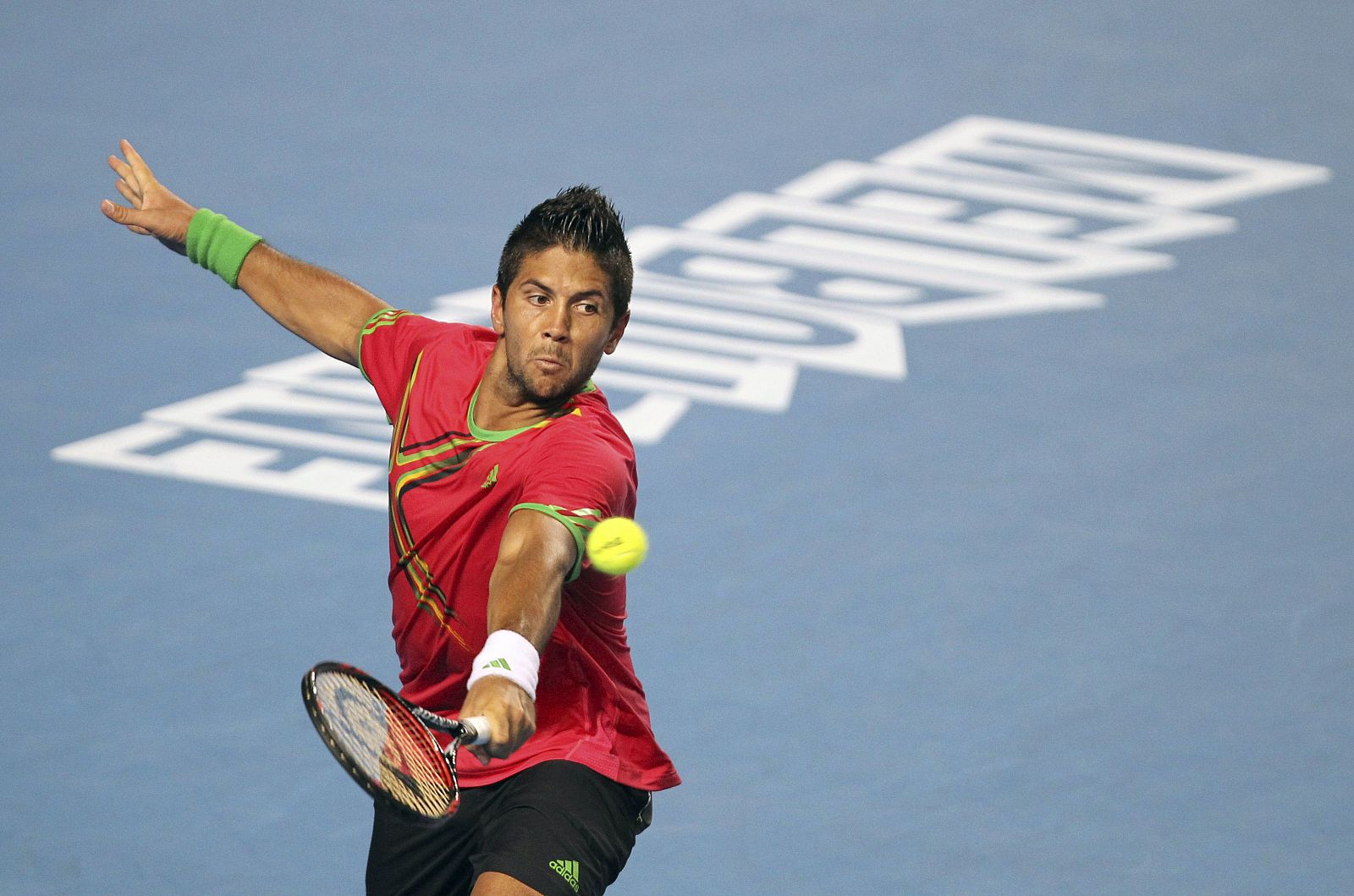 El tenista español Fernando Verdasco devuelve la bola al japonés Kei Nishikori.