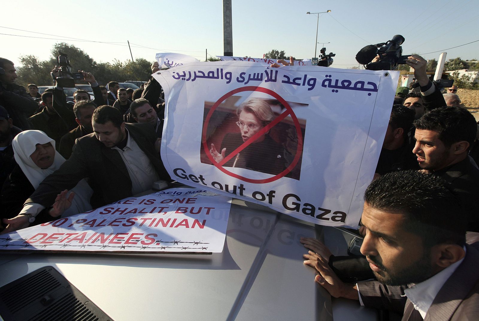 Palestinos intentan impedir el avance del coche de la ministra de Exteriores francesa