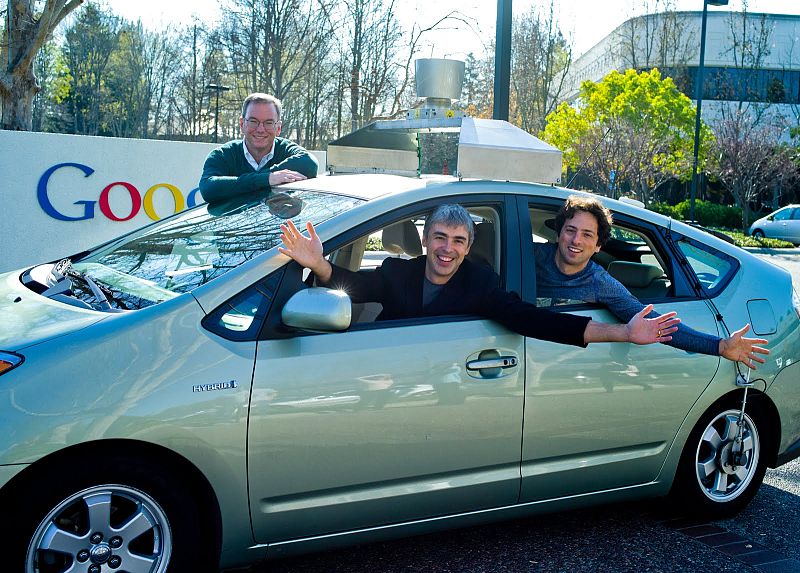 Larry Page, en el centro, con Eric Schmidt a la izquierda y Sergey Brin a la derecha, los tres fundadores de Google.