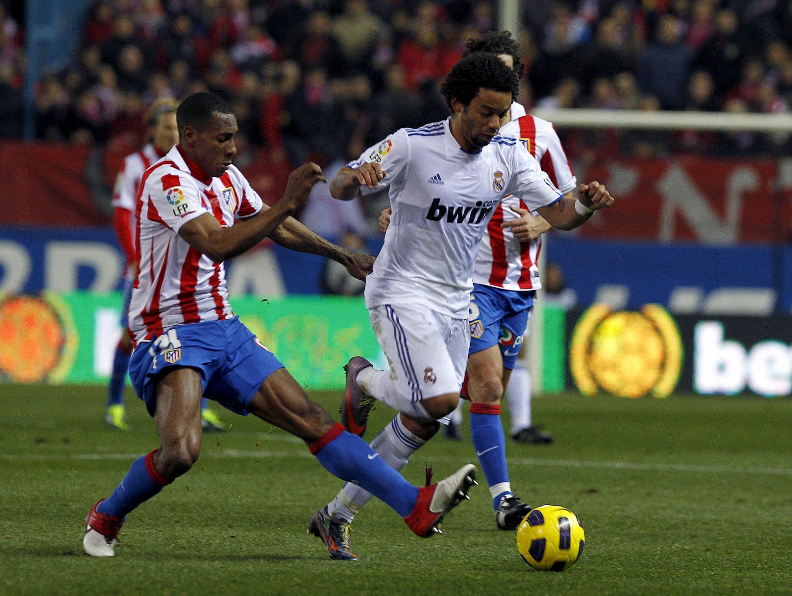 Perea lucha un balón con Marcelo en el derbi copero del jueves