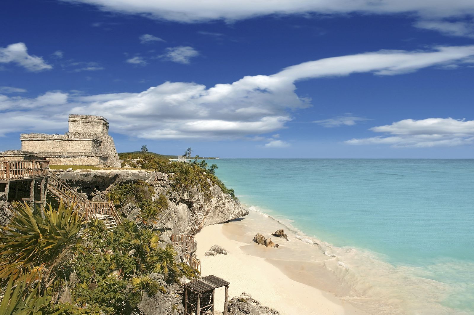 Ruinas mayas en el mar caribeño de México.