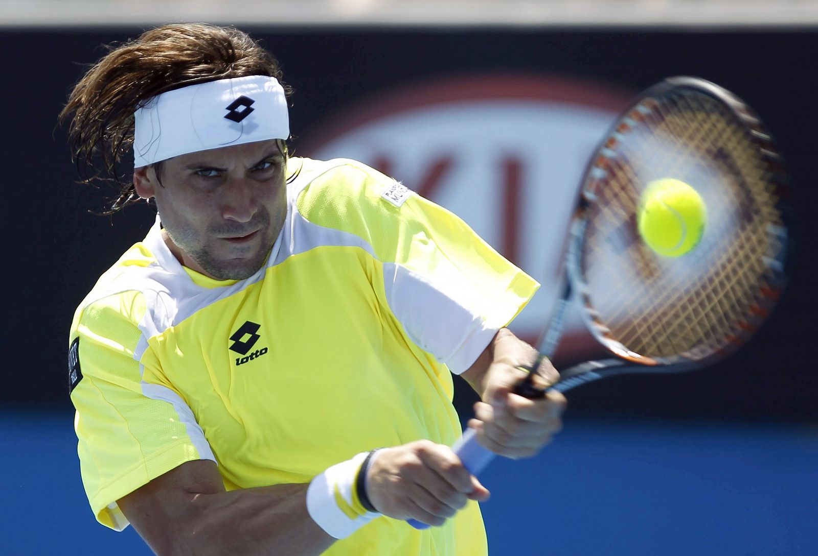 Ferrer devuelve la bola ante el lituano Berankis en el Abierto de Australia 2011.