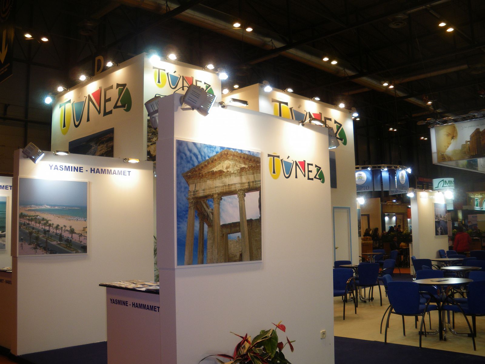 El escaparate de Túnez en la Feria de Fitur 2011 en la muestran distintas propuestas para conocer su país. (22/01/2011)