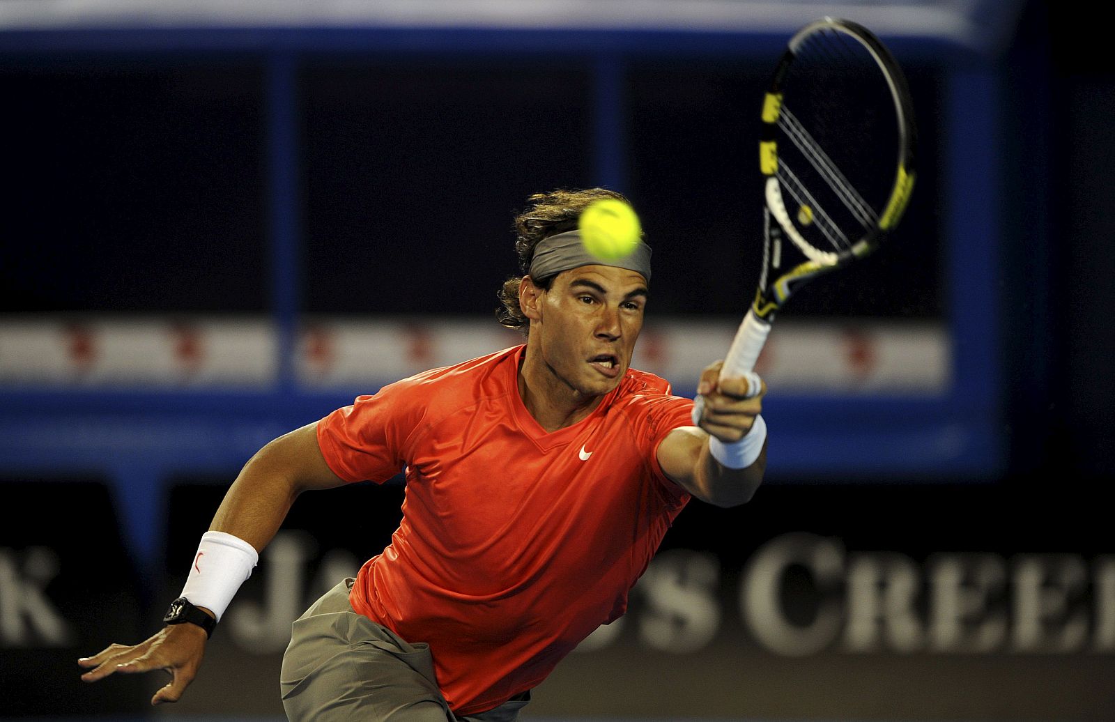 El tenista español Rafa Nadal devuelve la bola durante el partido contra el australiano Bernard Tomic.