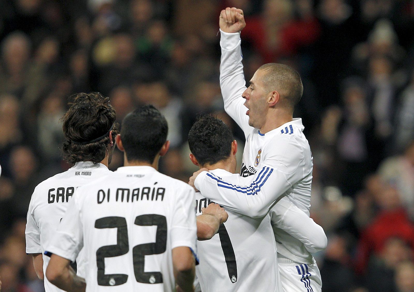 El delantero francés del Real Madrid Karim Benzema (d) celebra su gol