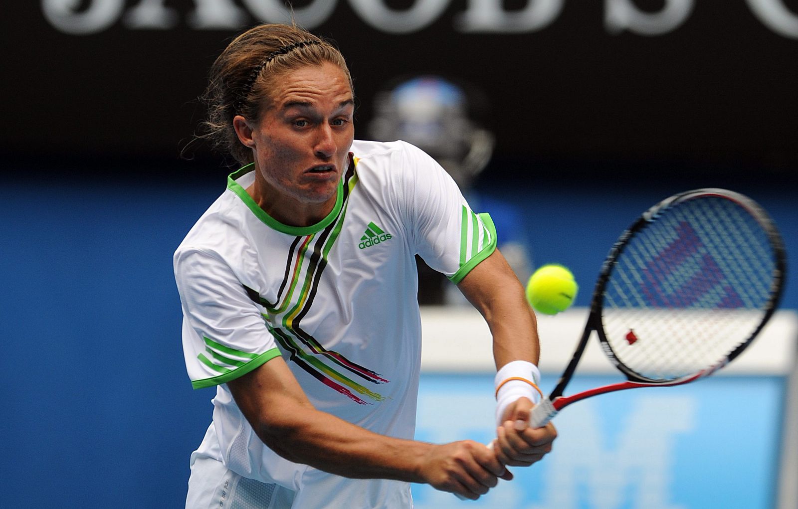 El tenista ucraniano Alexander Dolgopolov devuelve una bola al sueco Robin Soderling.