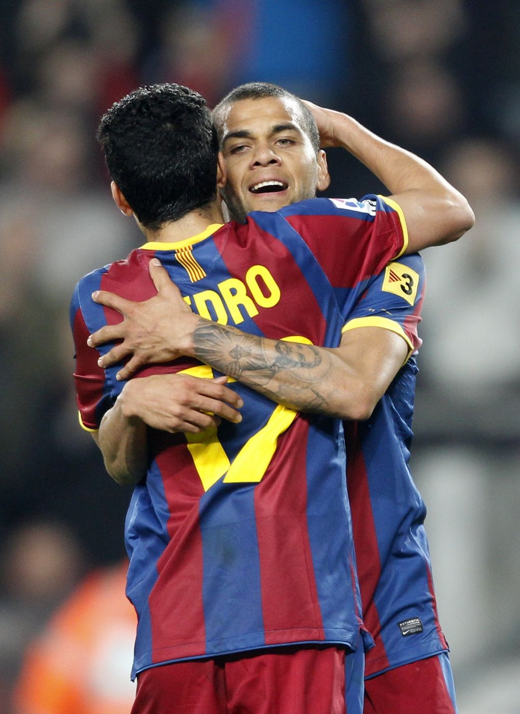 El brasileño Dani Alves celebra un gol con su compañero Pedro Rodríguez.