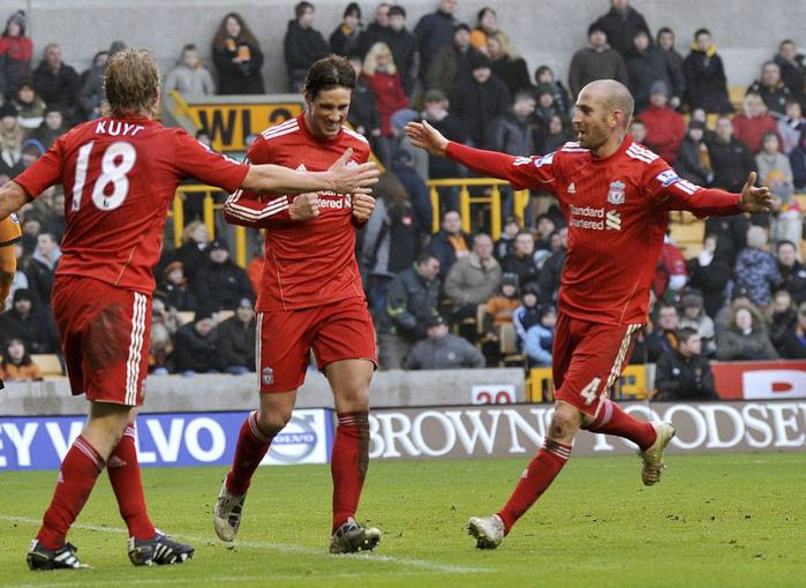 Raul Meireles (d) y Dirk Kuyt (i) felicitan a Fernando Torres (c)