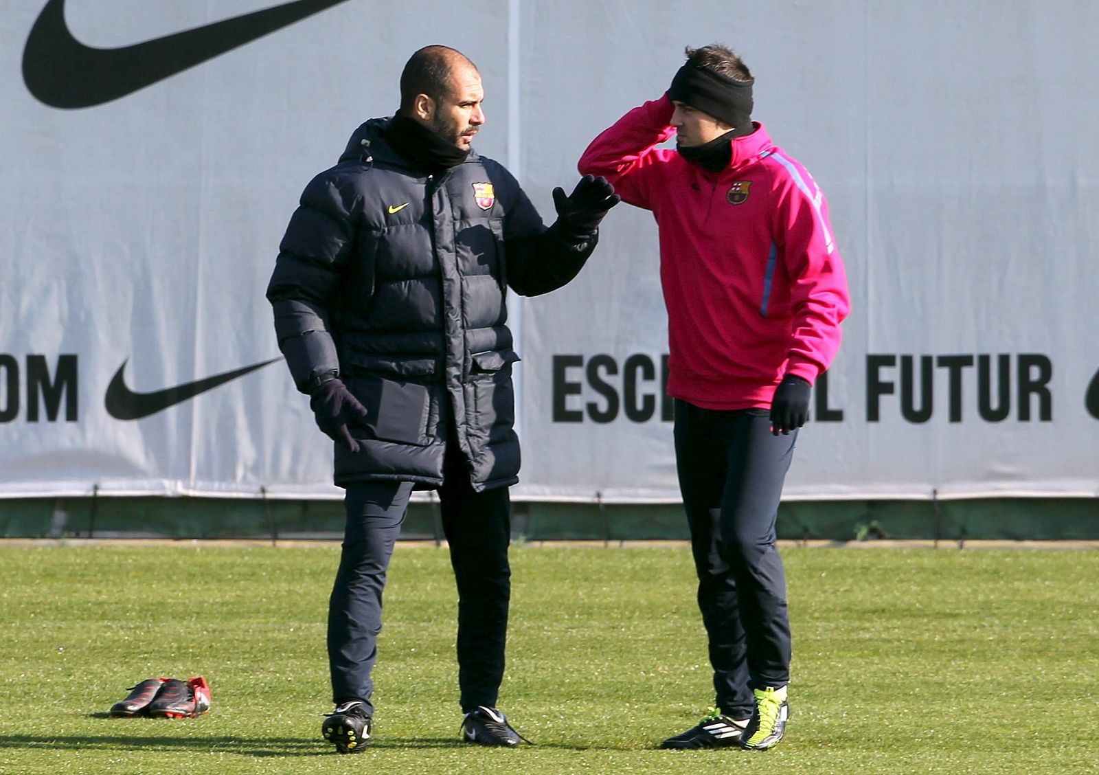 Villa conversa con su entrenador, Pep Guardiola, en el entrenamiento del Barça.