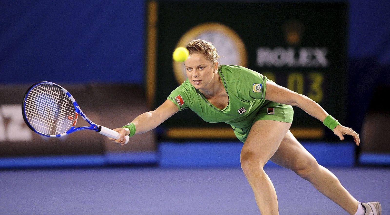 La tenista belga Kim Clijsters devuelve la bola durante el partido contra la rusa Ekaterina Makarova