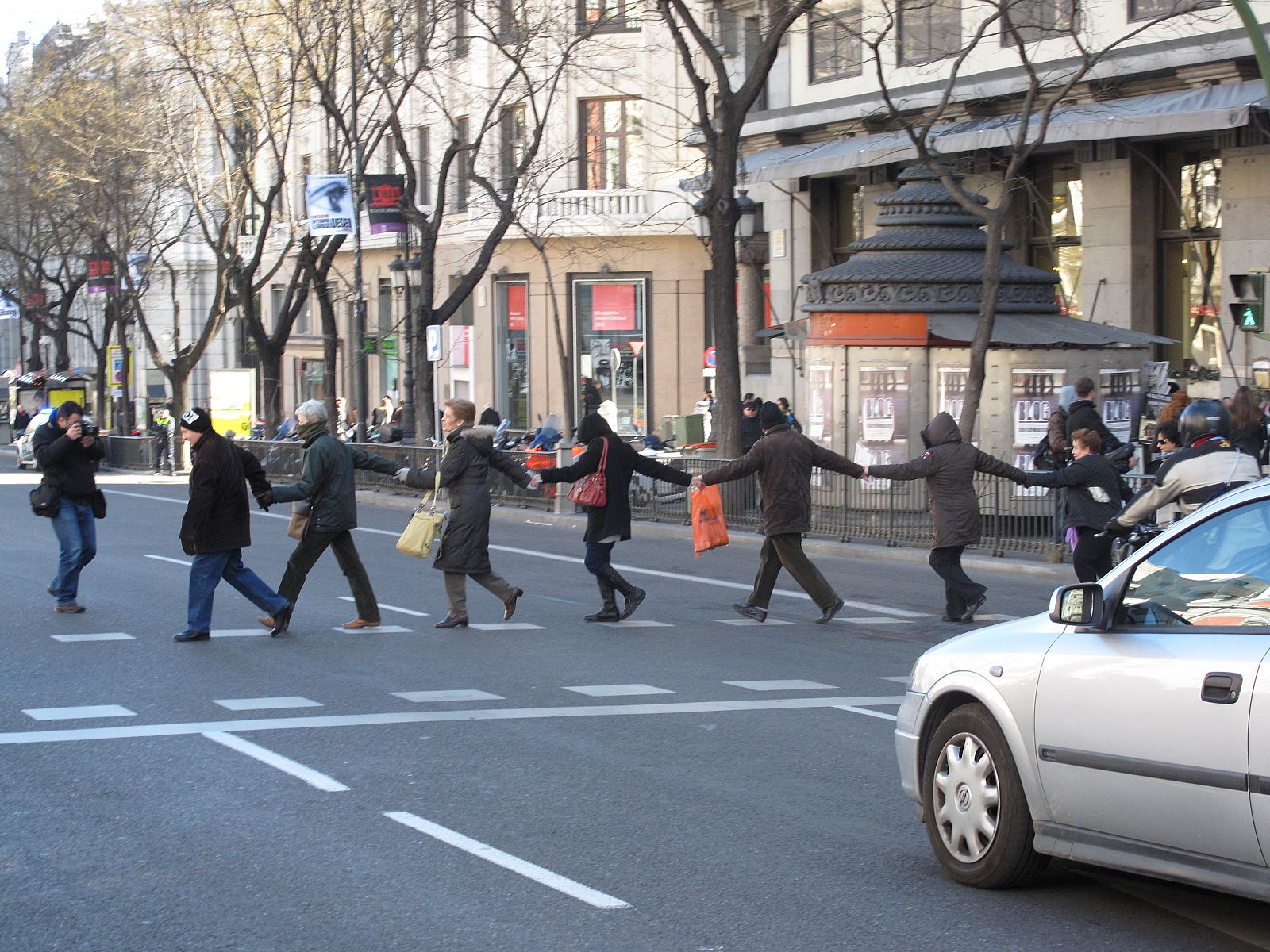 La cadena humana de parados llega a la Gran Vía madrileña.