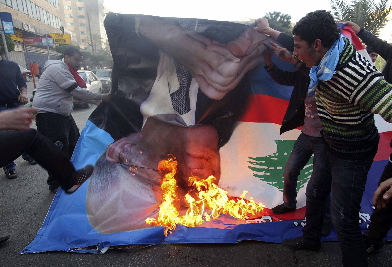 Libaneses  partidarios del primer ministro saliente Hariri queman una foto de Najib Mikati