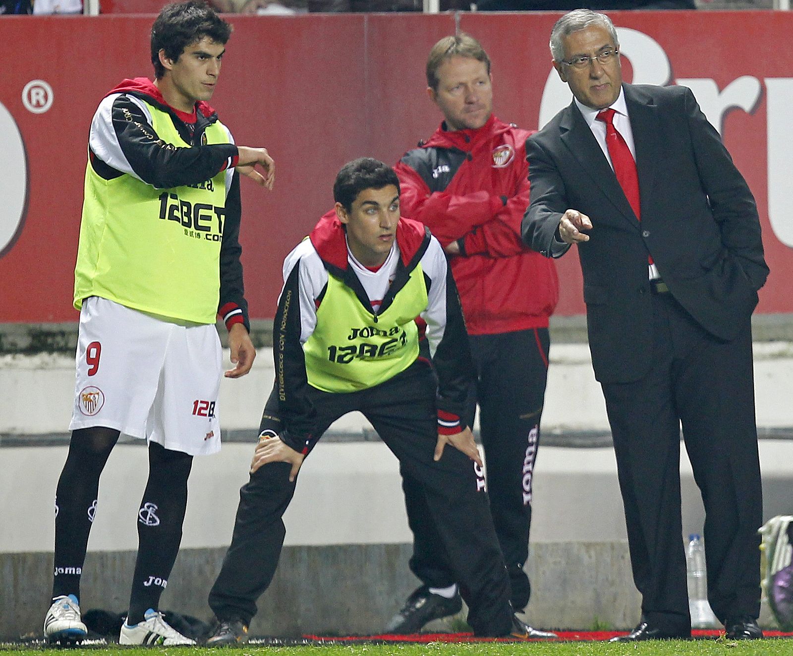 El entrenador del Sevilla, Gregorio Manzano (d)