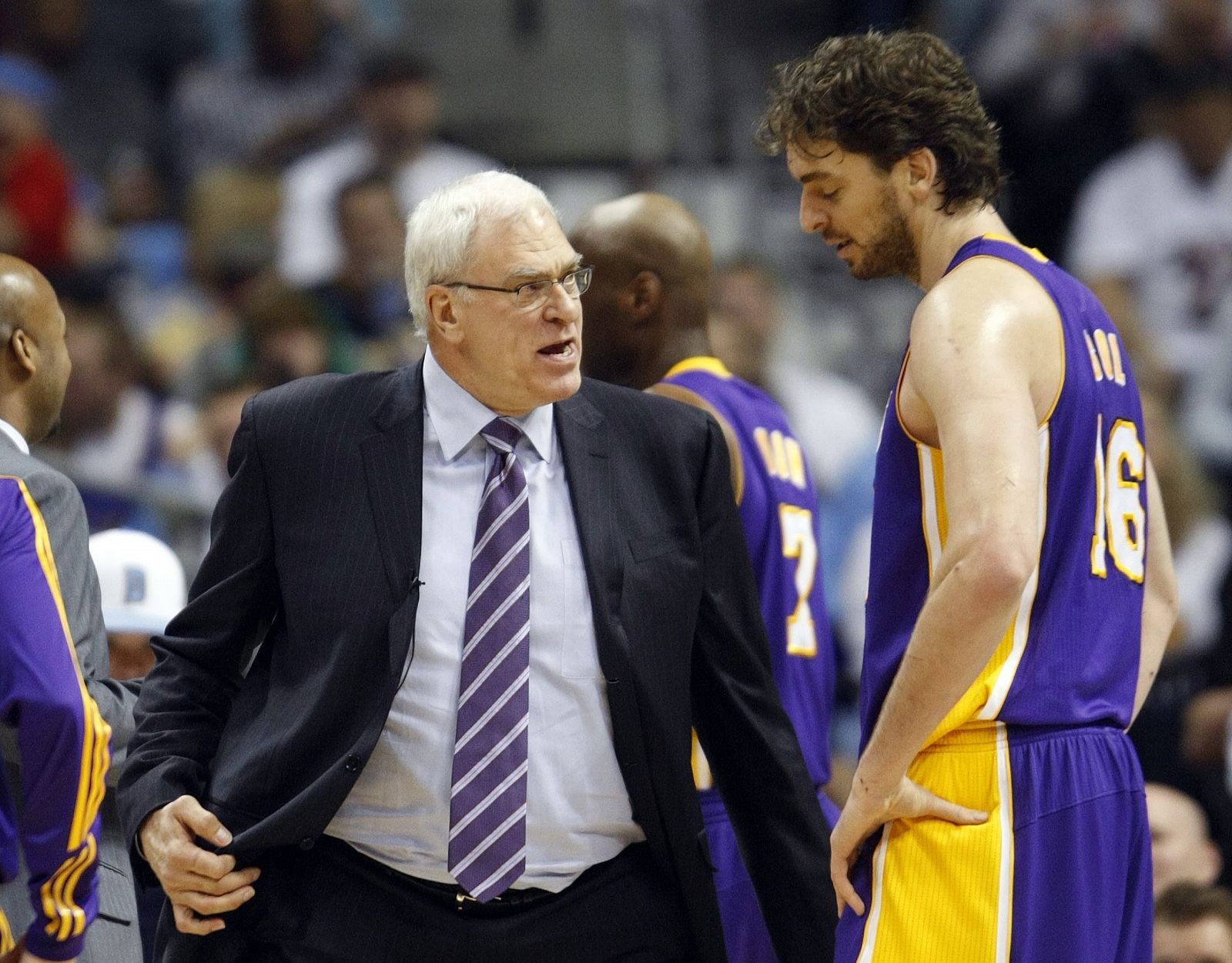 El técnico de los Angeles Lakers, Phil Jackson, habla con su pivot, Pau Gasol.