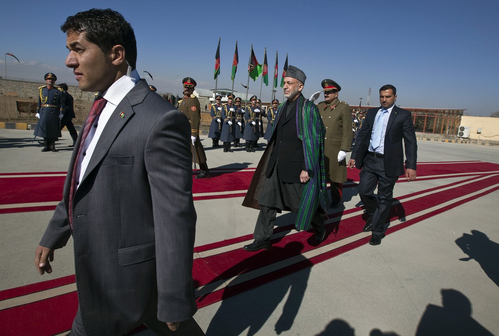 El presidente afgano Karzai antes de la inauguración del Parlamento en Kabul.