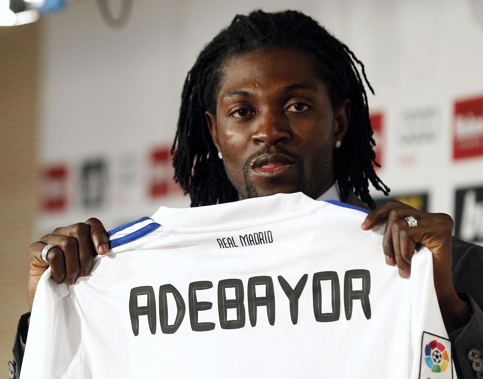 Emmanuel Adebayor con su nueva camiseta como jugador del Real Madrid en su presentación.