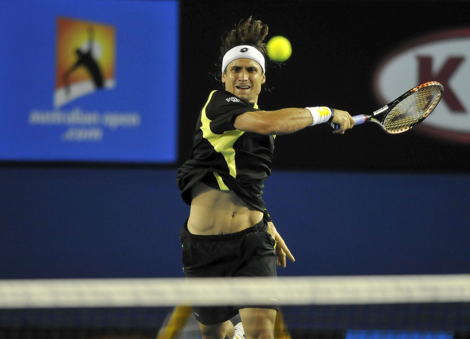 David Ferrer le devuelve la bola a su compatriota Rafael Nadal durante el partido de cuartos de final del Abierto de Australia.