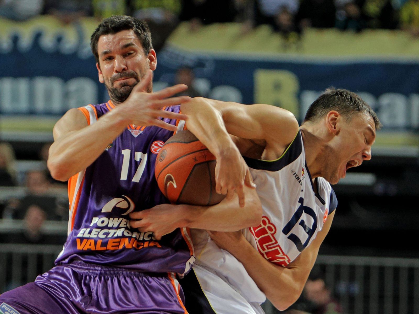 El jugador del Fenerbahce Ulker Sarunas Jasikevicius disputa el balón con Rafa Martínez, del Power Electronics Valencia.